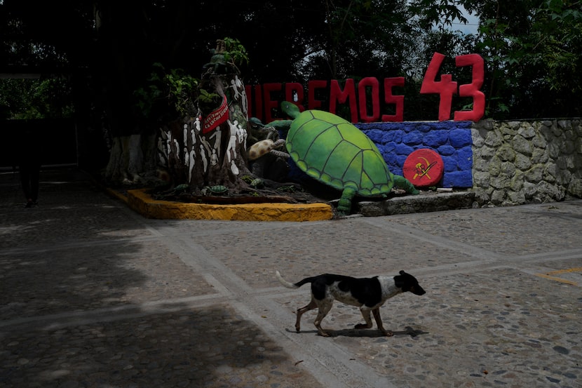 La entrada de la escuela Normal Rural Raúl Isidro Burgos tiene una tortuga y una inscripción...