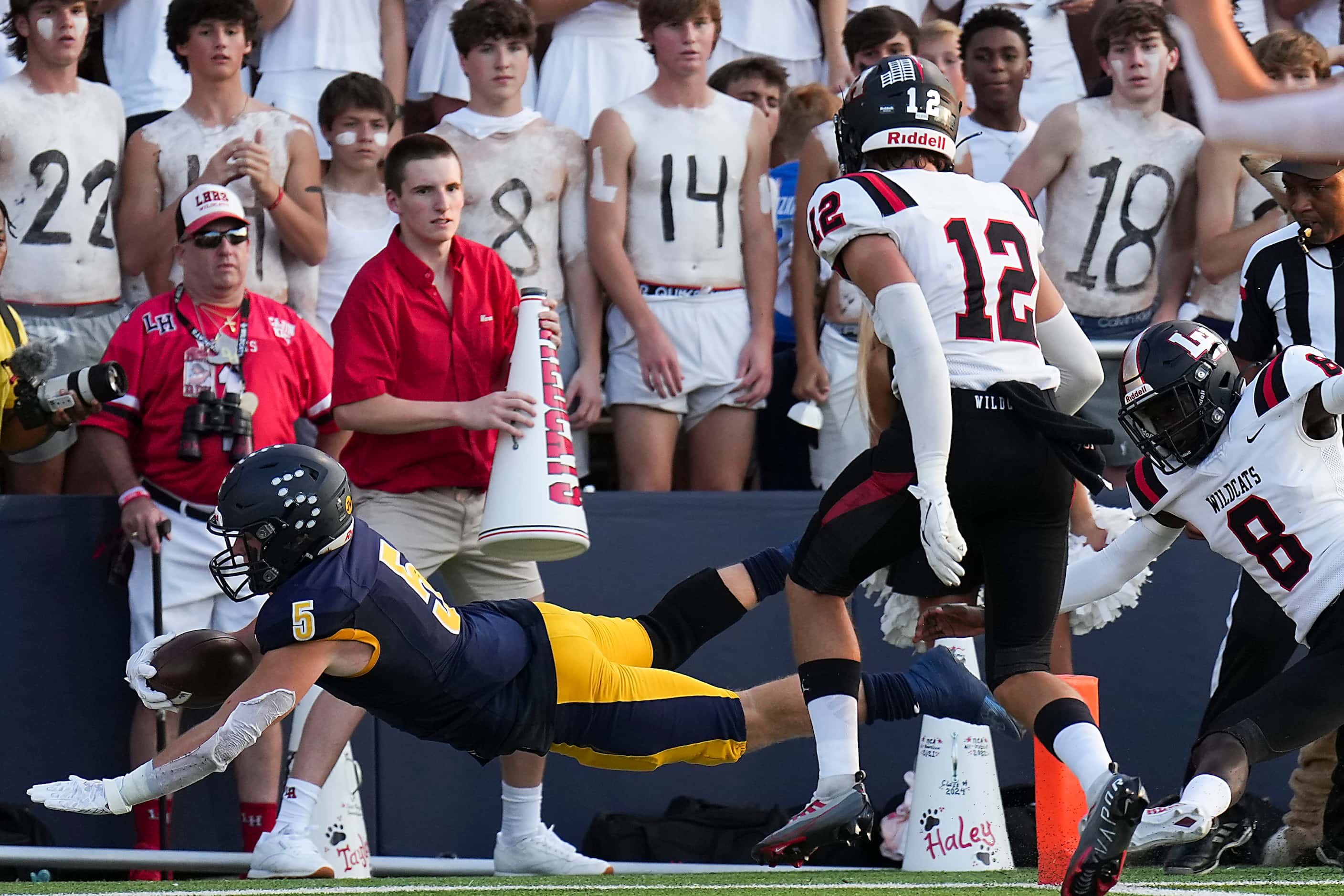 Highland Park running back Jay Cox (5) dives for the end zone to score past Lake Highlands’...