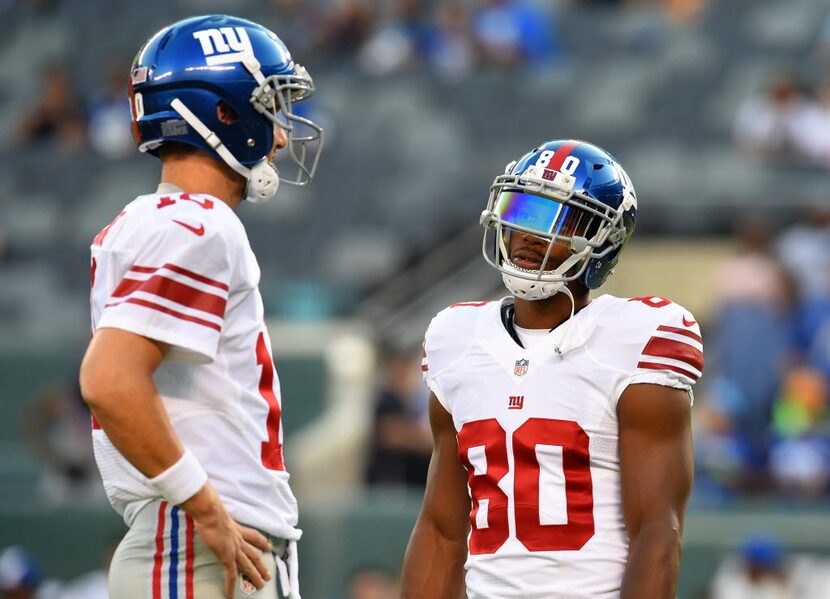 EAST RUTHERFORD, NJ - AUGUST 27:  Eli Manning #10 and Victor Cruz #80 of the New York Giants...