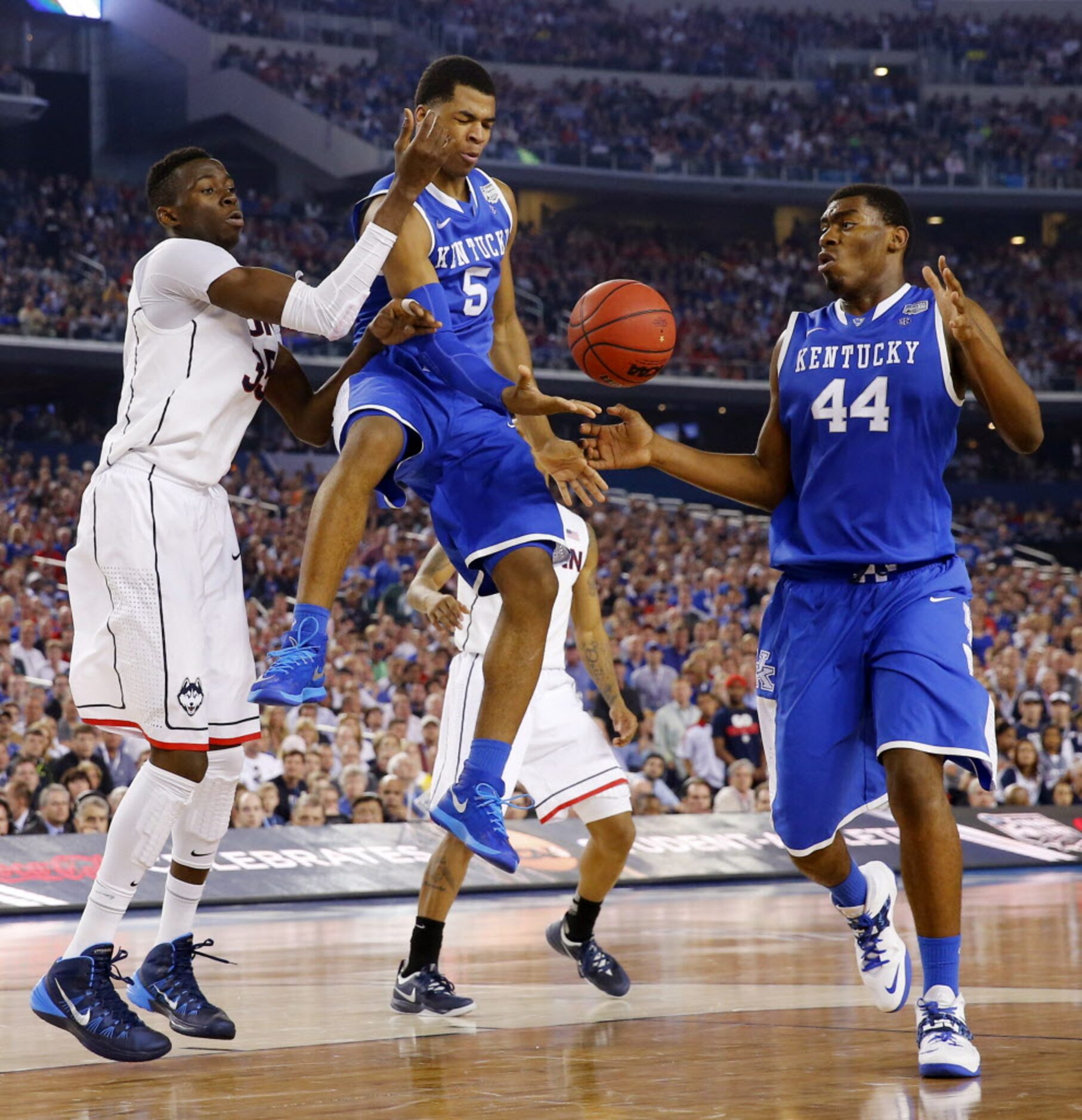 Kentucky Wildcats guard Andrew Harrison (5) gets a pass to Kentucky Wildcats center Dakari...