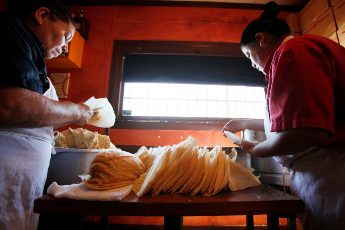 Preparing tortillas at Luna's