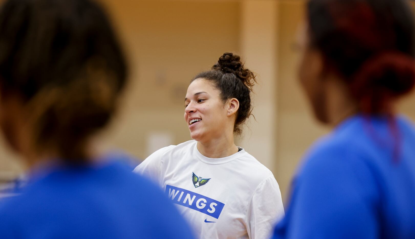 Draft pick teratas Dallas Wings Veronica Burton tersenyum saat dia berbicara selama ngerumpi tim selama ...