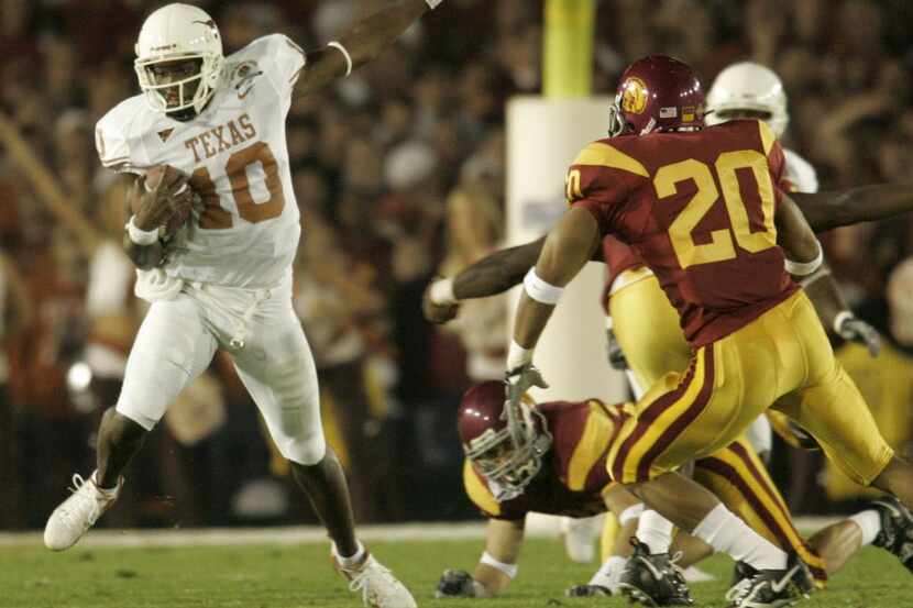  UT quarterback Vince Young (10) scrambles during the first quarter of action between the...
