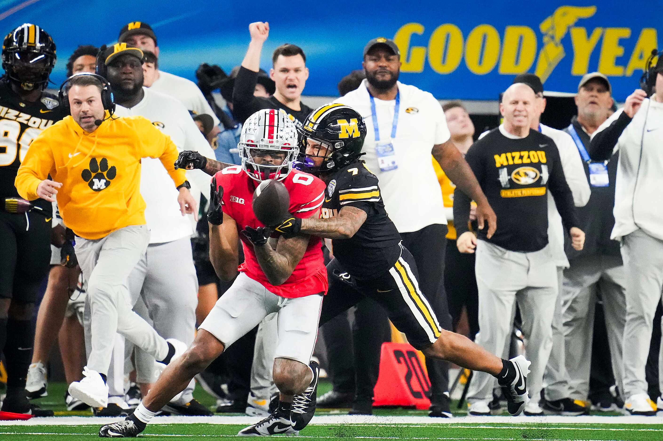 Missouri defensive back Kris Abrams-Draine (7) breaks up a pass intended for Ohio State wide...