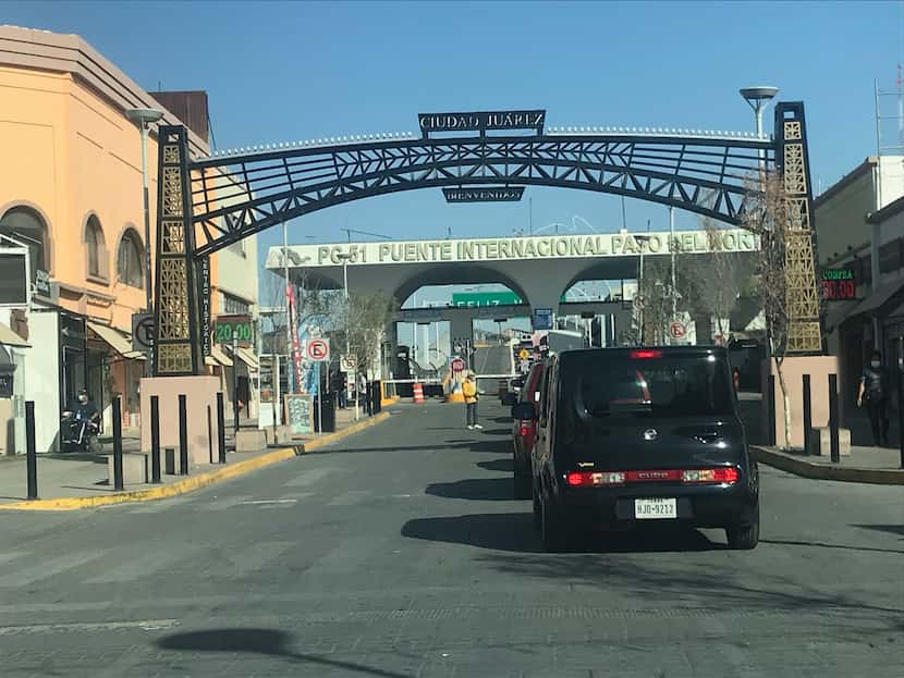 Autos se forman en fila en Ciudad Juárez para cruzar a El Paso, Texas por el Puente...