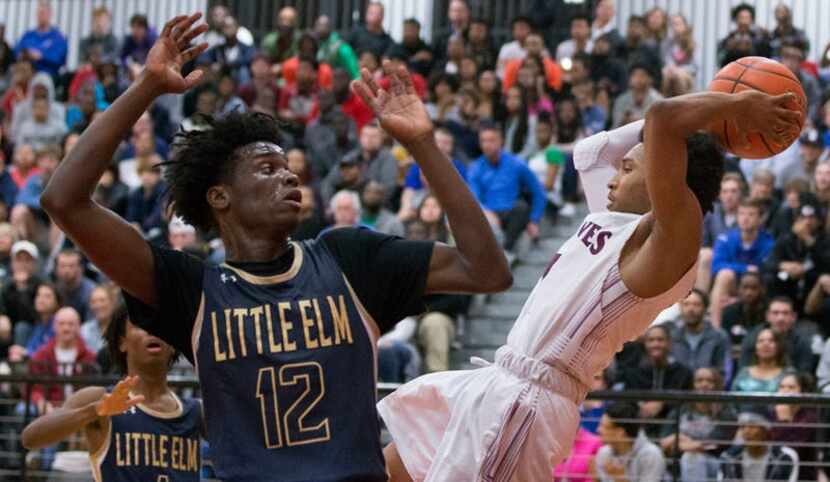 Lobos guard William Harris (12) attempts to block a pass from Timberwolves guard CJ Smith...