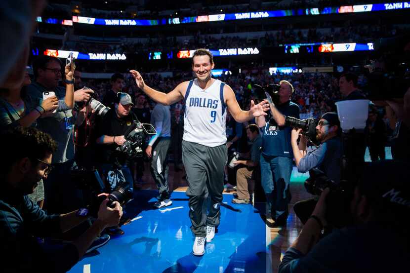 Former Dallas Cowboys quarterback Tony Romo is introduced before an NBA game between the...