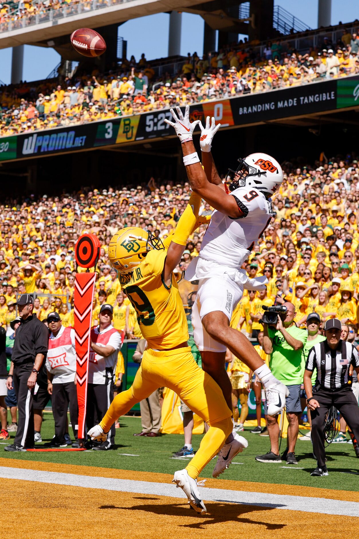 Oklahoma State wide receiver Bryson Green (9) catches a pass for a touchdown over Baylor...