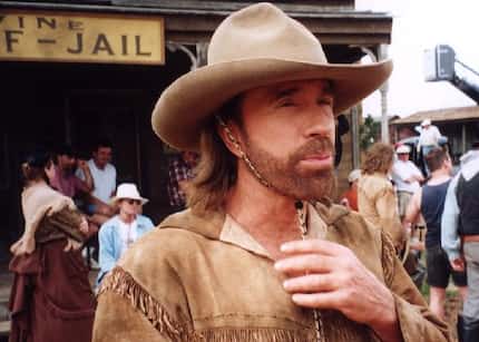 Chuck Norris en el set del show Walker Texas Ranger.