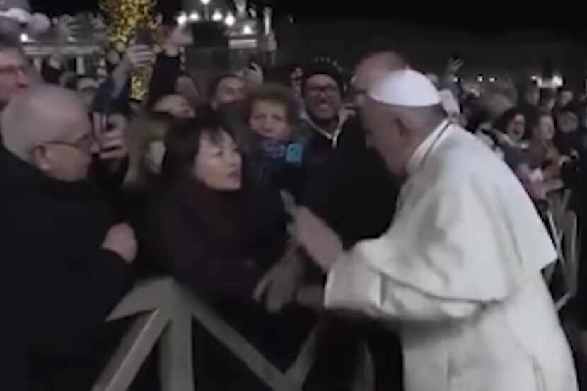 Imagen tomada de la televisión italiana muestra al Papa Francisco en la Plaza de San Pedro.
