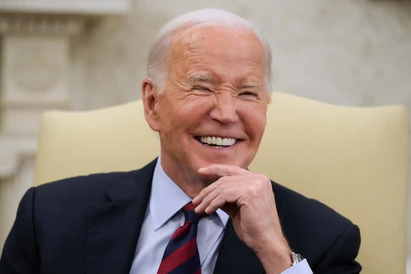 El presidente de Estados Unidos, Joe Biden, sonríe en una reunión con el secretario general...
