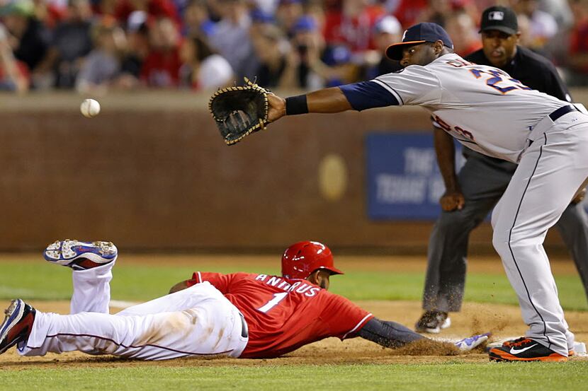 Texas Rangers shortstop Elvis Andrus (1) drives back to first base to avoid the pick off...