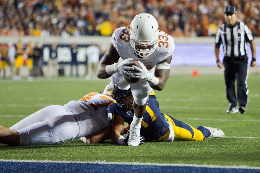 BERKELEY, CA - SEPTEMBER 17:  Running back D'Onta Foreman #33 of the Texas Longhorns dives...