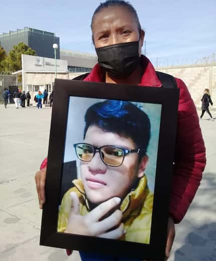 Silvia Reyes López, de 42 años, es tía de Omar Reyes López, y porta una pancarta con la foto...