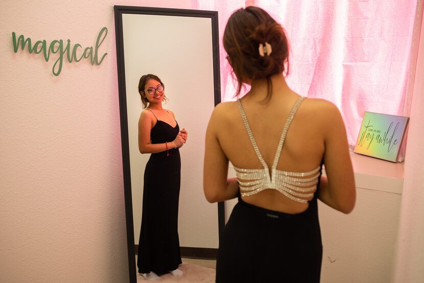 Tras probarse varios vestidos en el evento Fairy Tale Closet, Brittney Magallanes decidió...