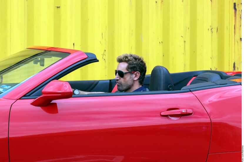 Foto de Gabriel Soto en un convertible rojo.