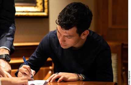 Hirving Lozano firmando su contrato con Napoli.