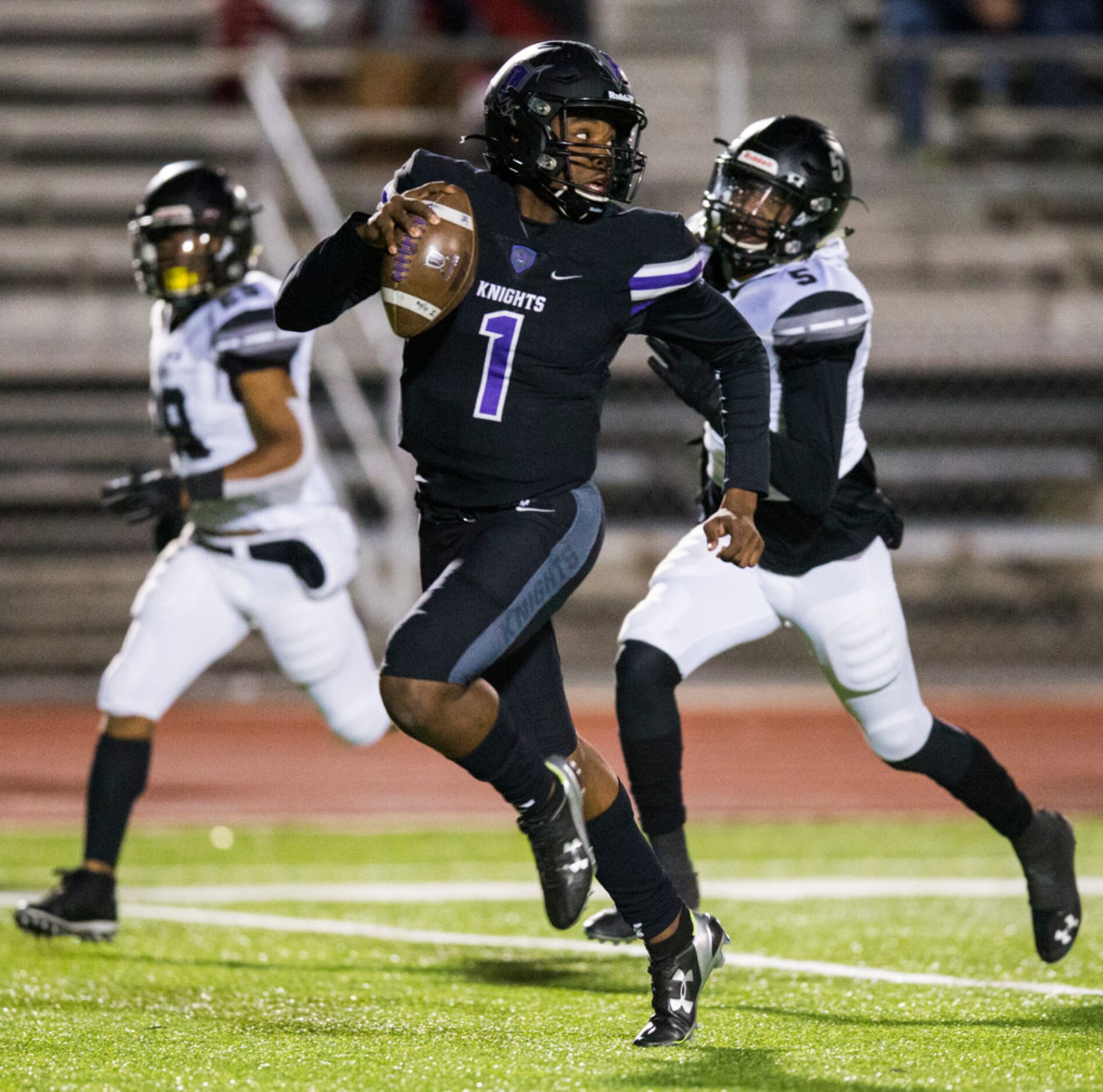 Frisco Independence quarterback Braylon Braxton (1) runs the ball to the end zone for a...