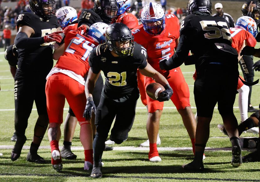 South Oak Cliff running back Danny Green (21) crosses the goal line for the winning...