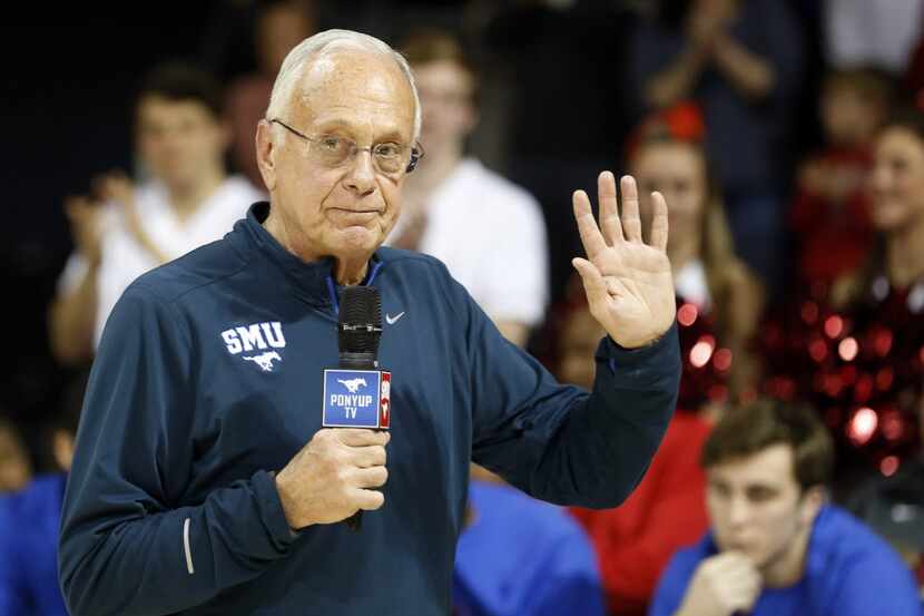 Southern Methodist Mustangs head coach Larry Brown thanks the fans and crowd after the team...