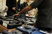 Para detener la venta de armas en el mercado negro, la ATF impuso una nueva regla sobre...