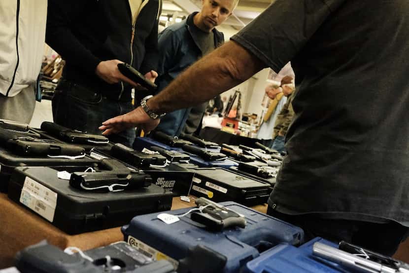 Para detener la venta de armas en el mercado negro, la ATF impuso una nueva regla sobre...