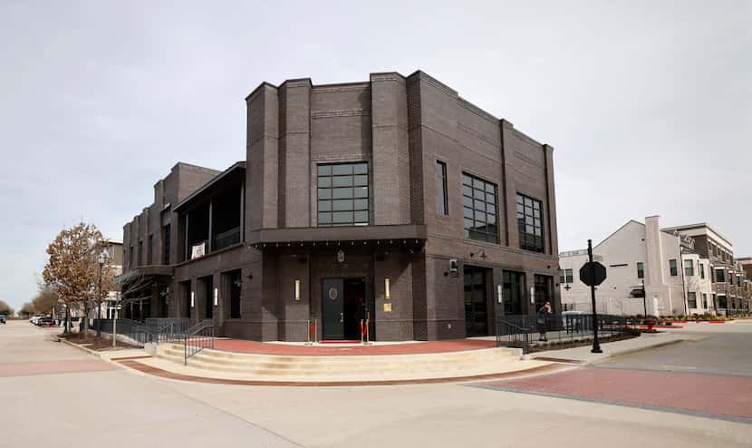 The Ro on Oak looks at the Roanoke courthouse. This modern bar has been plunked in the...