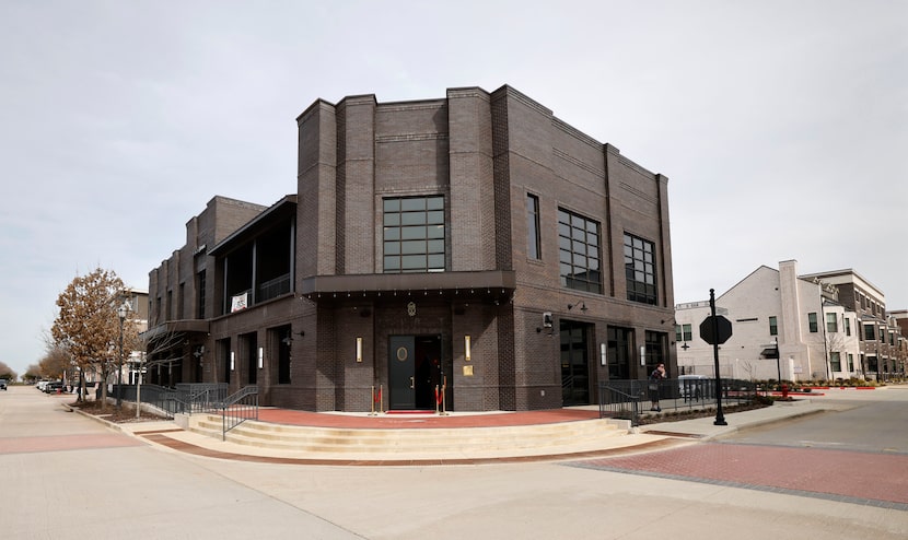 The Ro on Oak looks at the Roanoke courthouse. This modern bar has been plunked in the...