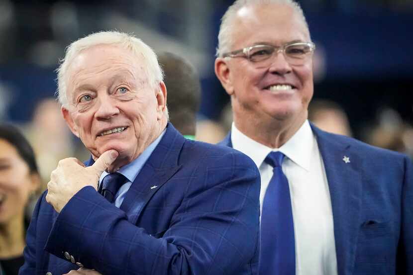 El  dueño de los Cowboys de Dallas, Dallasr Jerry Jones (izquierda), admite que la NFL debe...