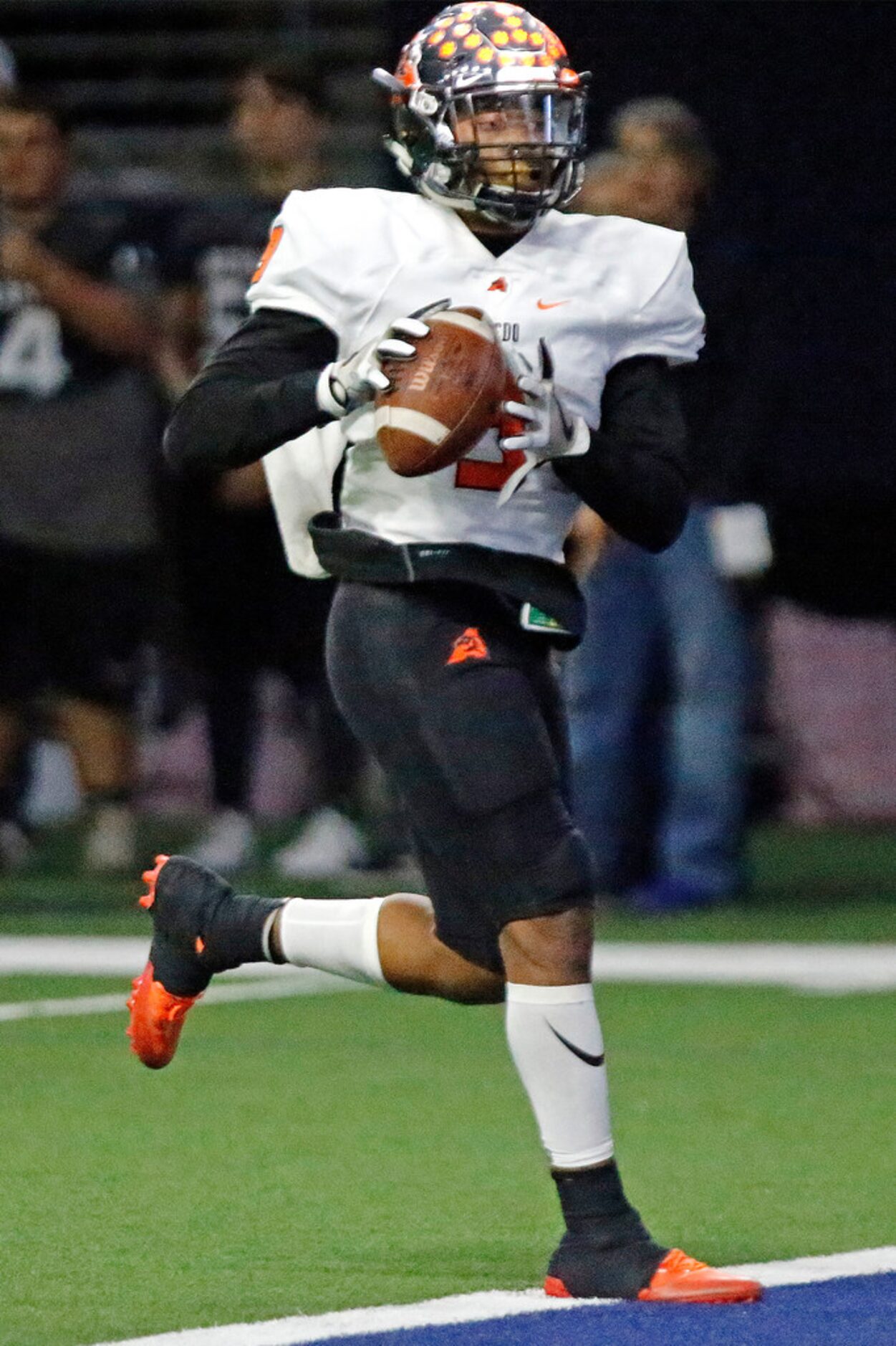 Aledo High School running back Jase McClellan (9) catches a pass all alone for a touch down...