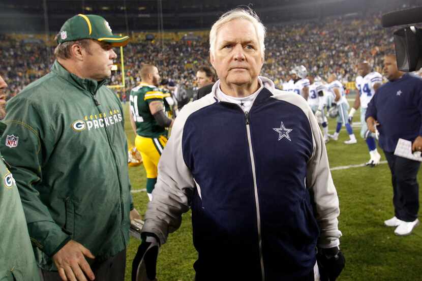 Dallas Cowboys head coach Wade Phillips shakes hands with Green Bay Packers Mike McCarthy...