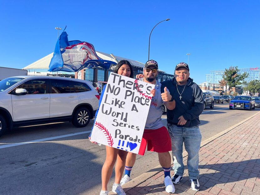 La familia Beltrán (izq.) junto a Jordan Tinoco, todos de Duncanville, llegaron temprano el...