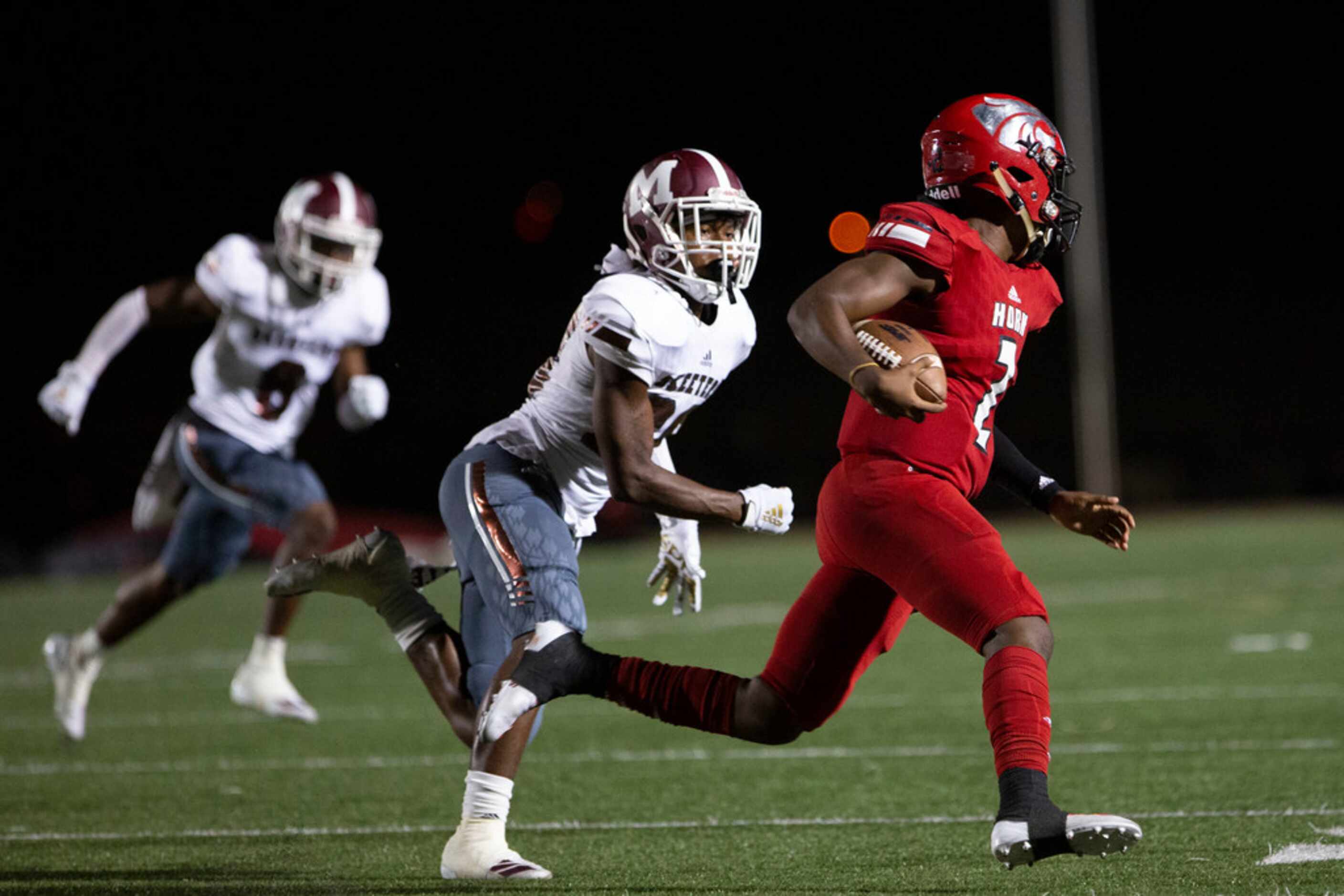 Mesquite Horn's Davezez Gabriel runs past Mesquite Skeeters at Mesquite Memorial Stadium in...