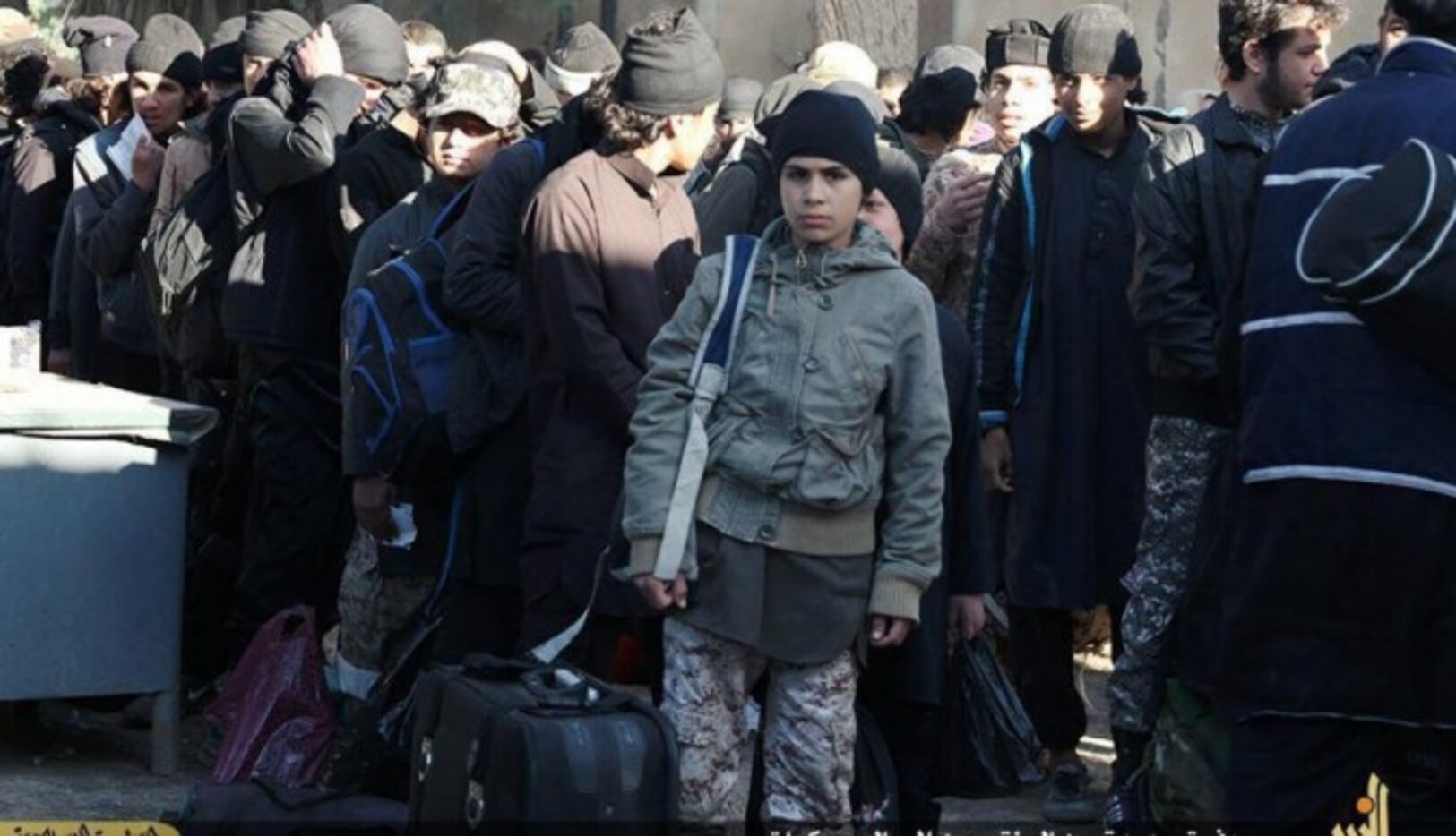 Esta imagen de un sitio extremista muestra a un niño con uniforme militar esperando para...