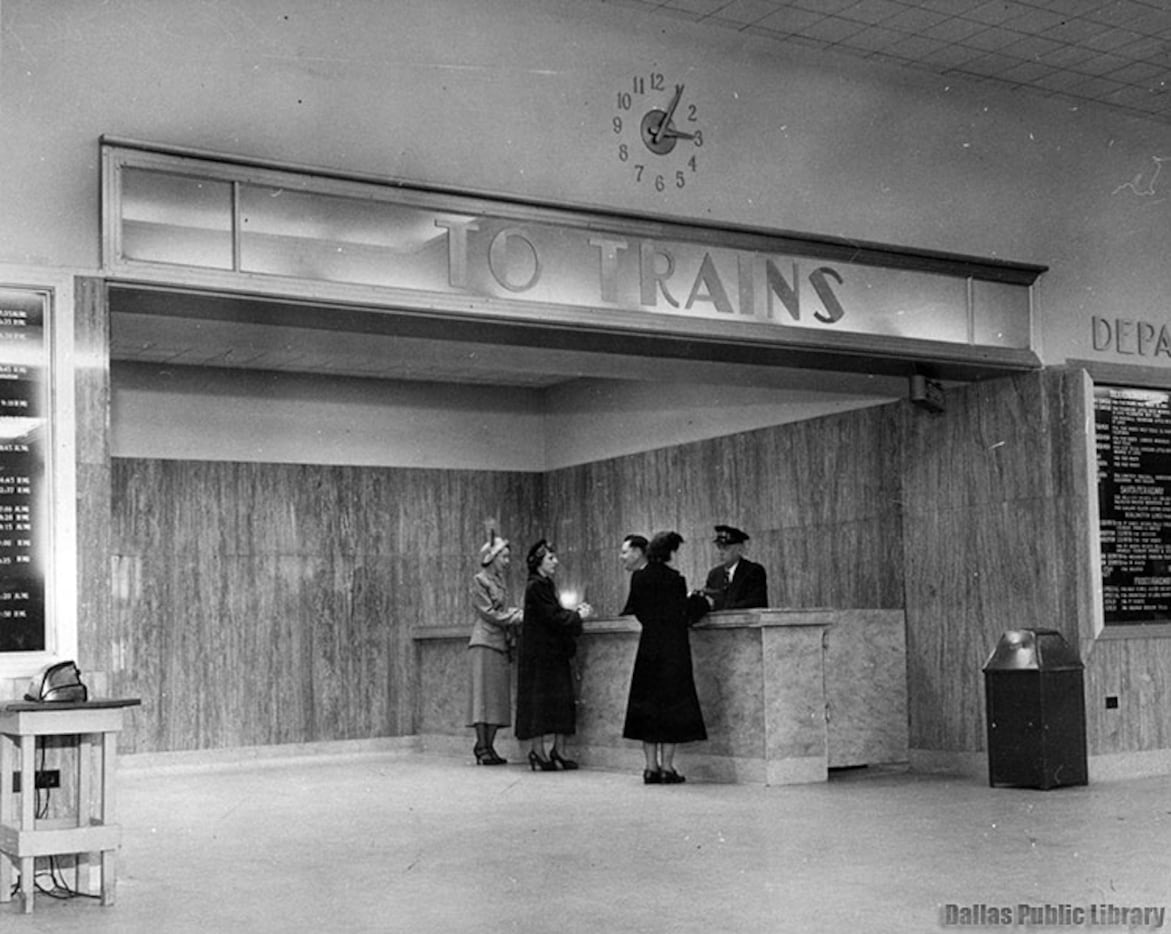 This is what the first-floor lobby looked like around 1940 ... 