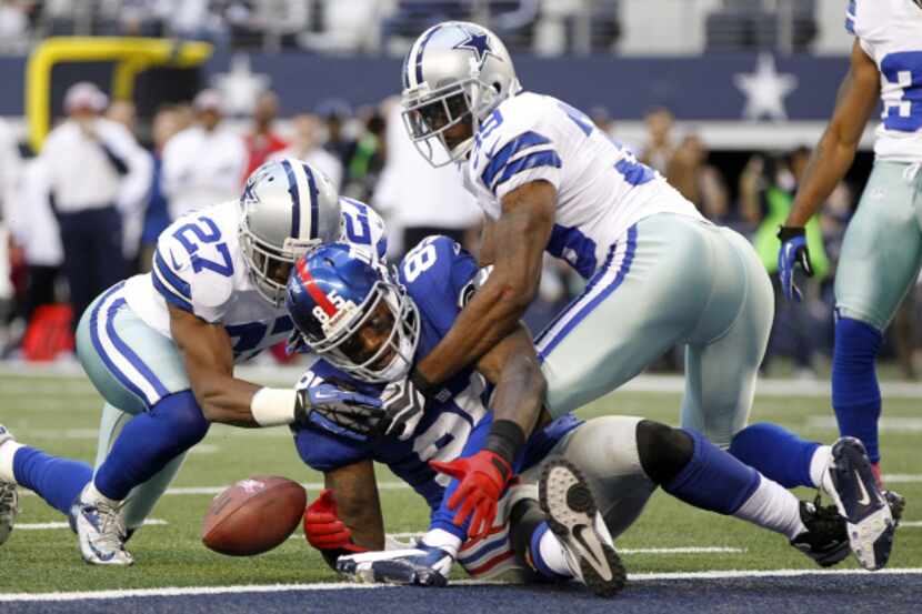New York Giants tight end Martellus Bennett (85) can't make a catch as Dallas Cowboys strong...