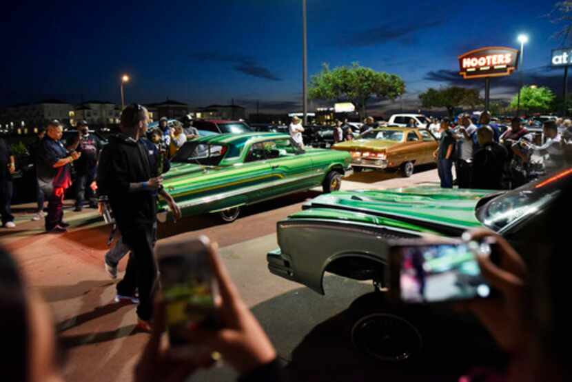 Lowriders de diferentes áreas del Norte de Texas se reunieron en el After Hop, afuera del...