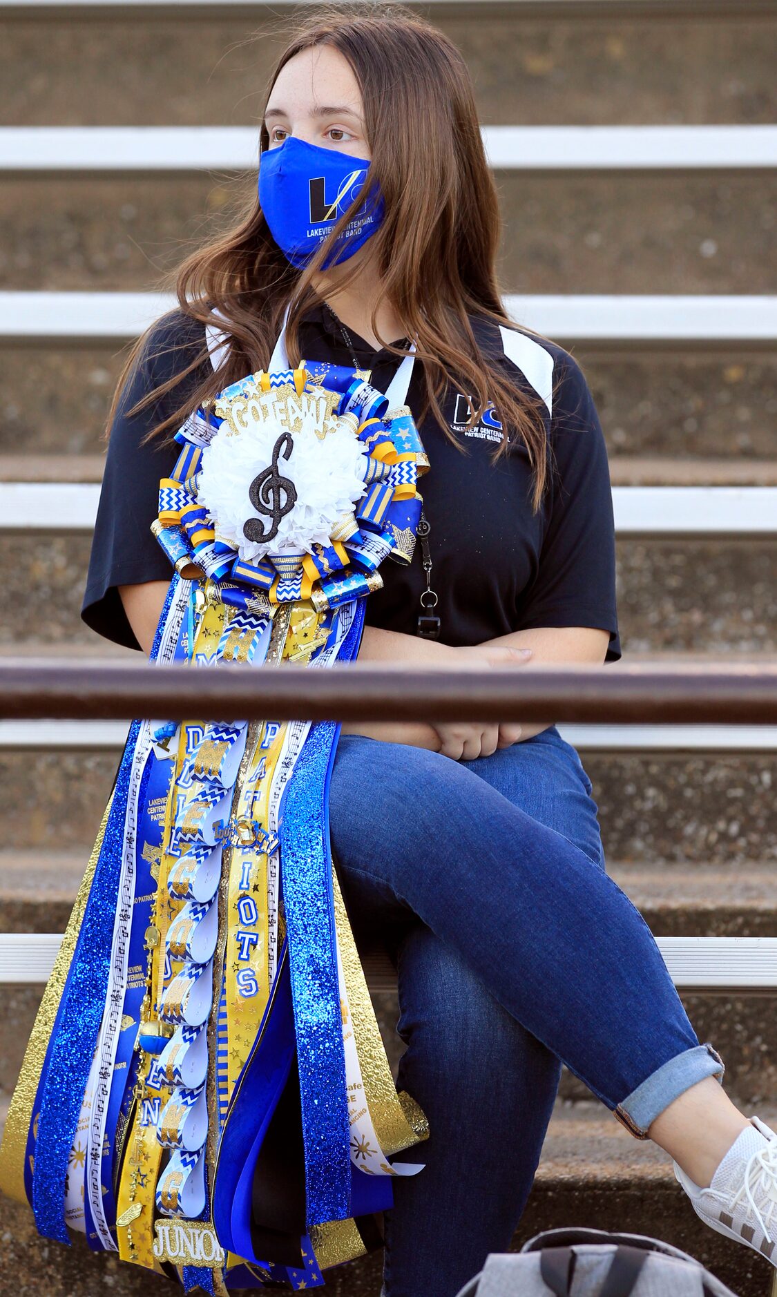 Lakeview Centennial’s Madalyn Lee, a junior, displays her band-themed mum before the start...