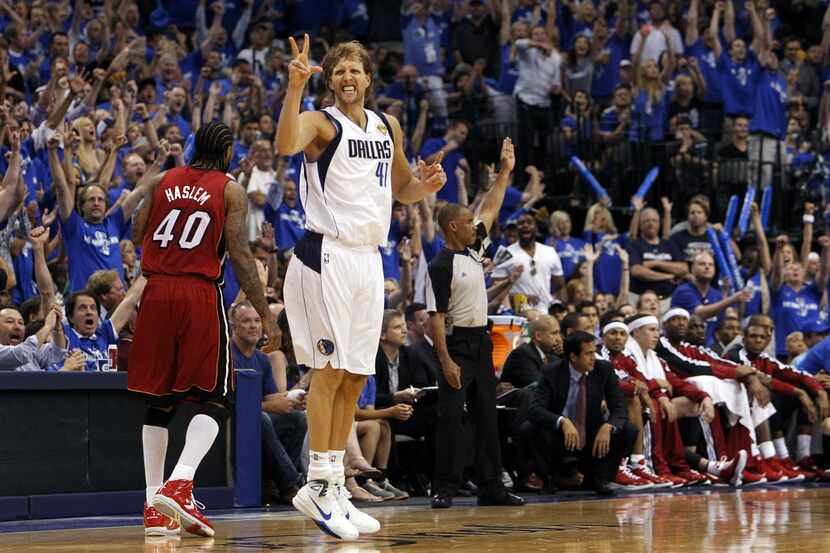 Dallas Mavericks power forward Dirk Nowitzki (41) holds up three fingers after nailing a...