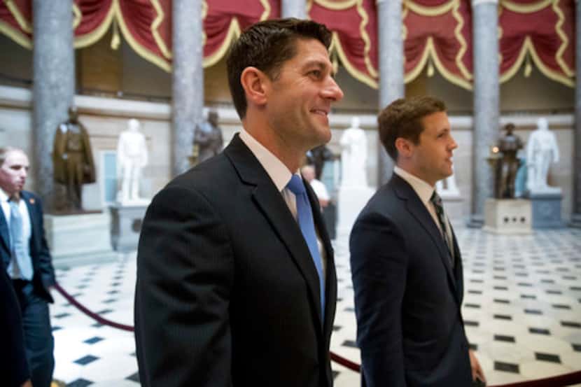 El presidente de la Cámara de Representantes, Paul Ryan, camina por el capitolio en...