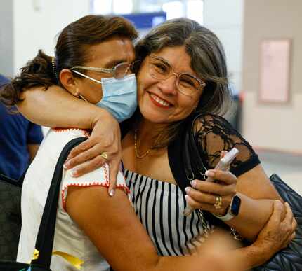 Juana Sarabia, de 52 años (izquierda), sonríe mientras abraza a su hermana Lucía Sarabia, de...