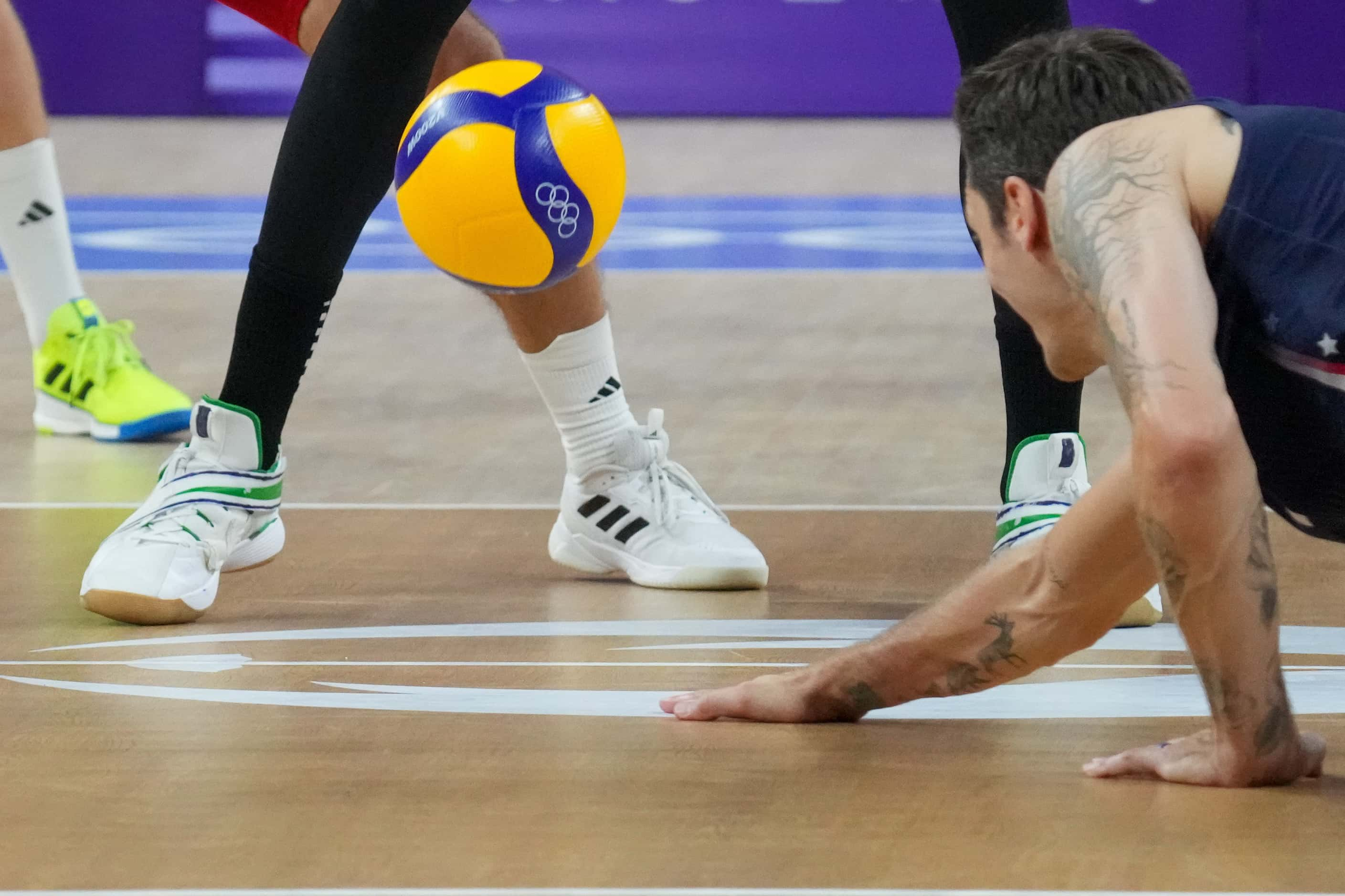 Matthew Anderson of the United States can’t make a dig during a men’s volleyball semifinal ...