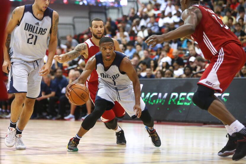 Dallas Mavericks' Dennis Smith Jr. (1) drives to the basket against the Miami Heat during a...