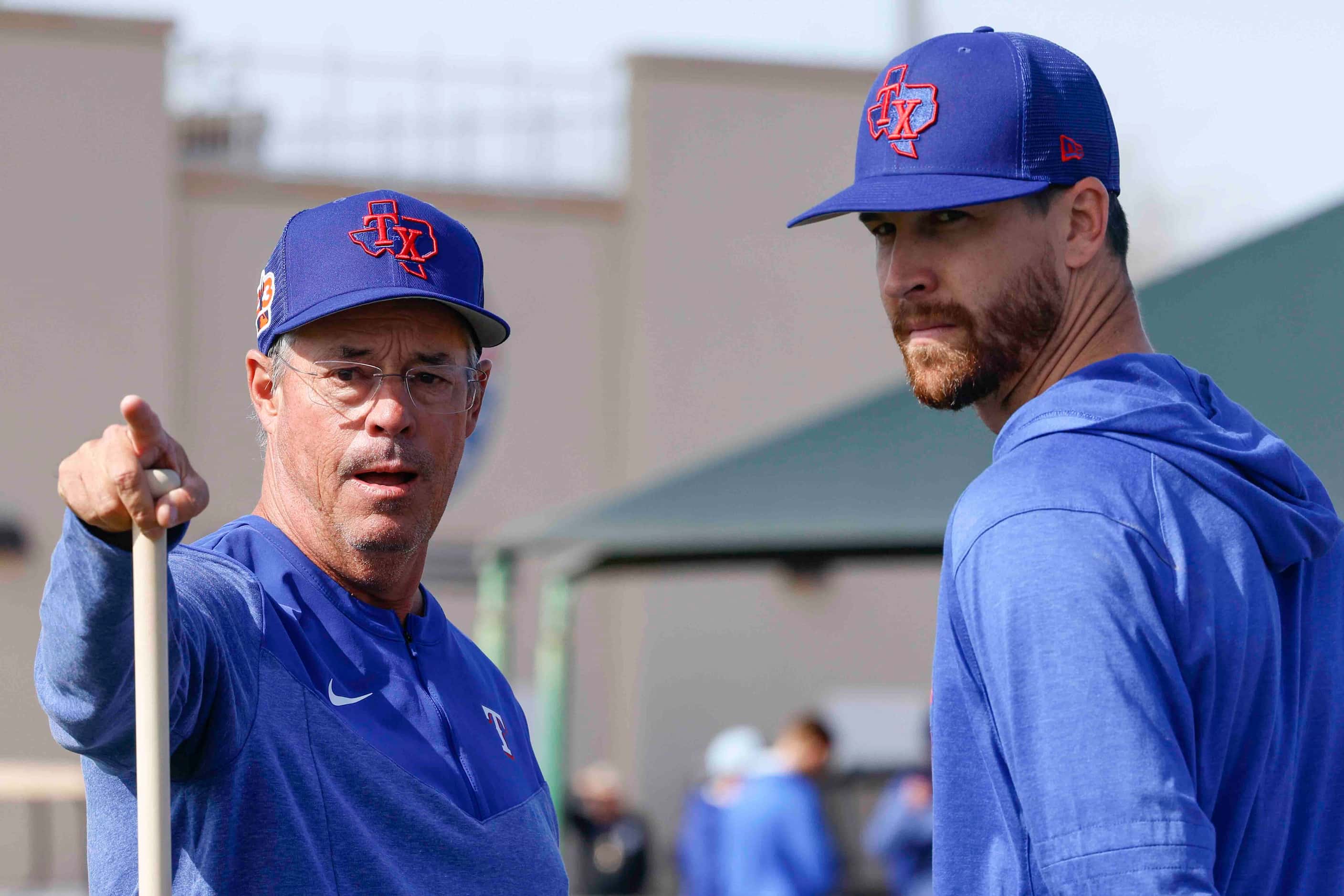 Texas Rangers special assistant Greg Maddux, left, talks to  pitcher Jacob deGrom during a...