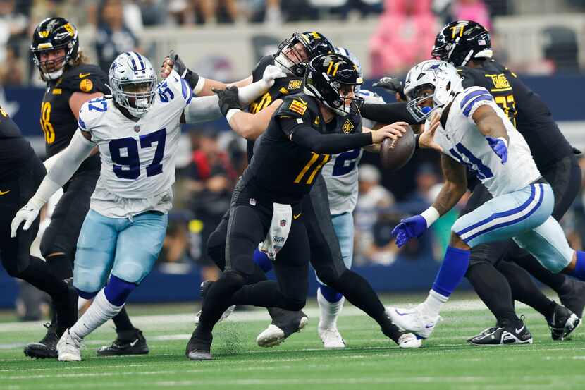 Dallas Cowboys defensive tackle Osa Odighizuwa (97) and Dallas Cowboys linebacker Micah...