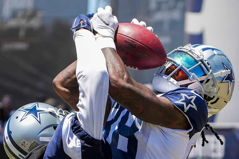 El receptor abierto de los Dallas Cowboys, CeeDee Lamb (der), atrapa un pase de touchdown...