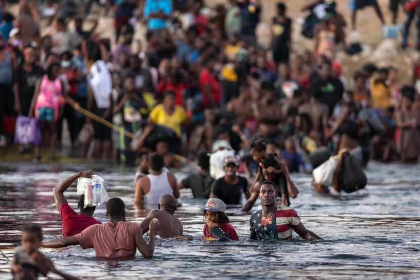 Inmigrantes, principalmente de Haiti, se congregaron en las orillas del Río Grande, entre...