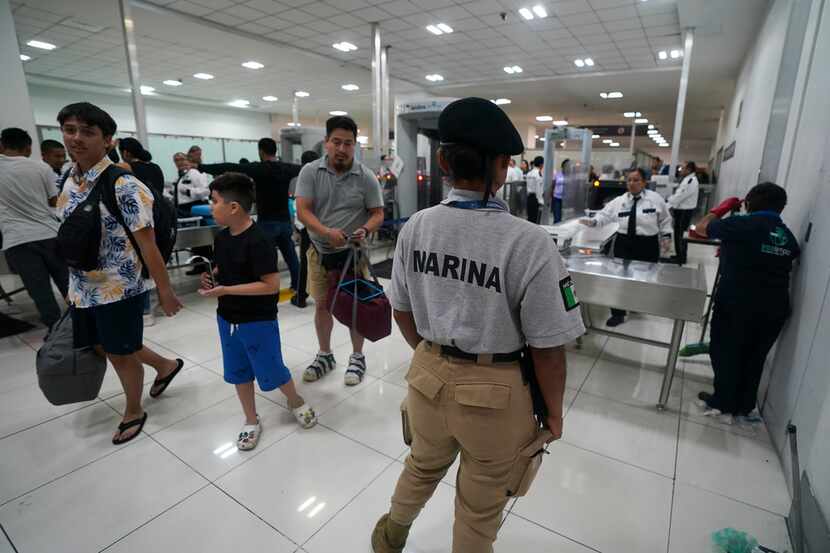 Un agente de la Marina mexicana hace guardia en un punto de seguridad del aeropuerto...