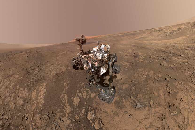 Imagen compuesta de varios autretratos de la nave Curiosity, en la superficie de Marte.(AP)
