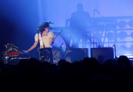 Alana Haim plays keys.